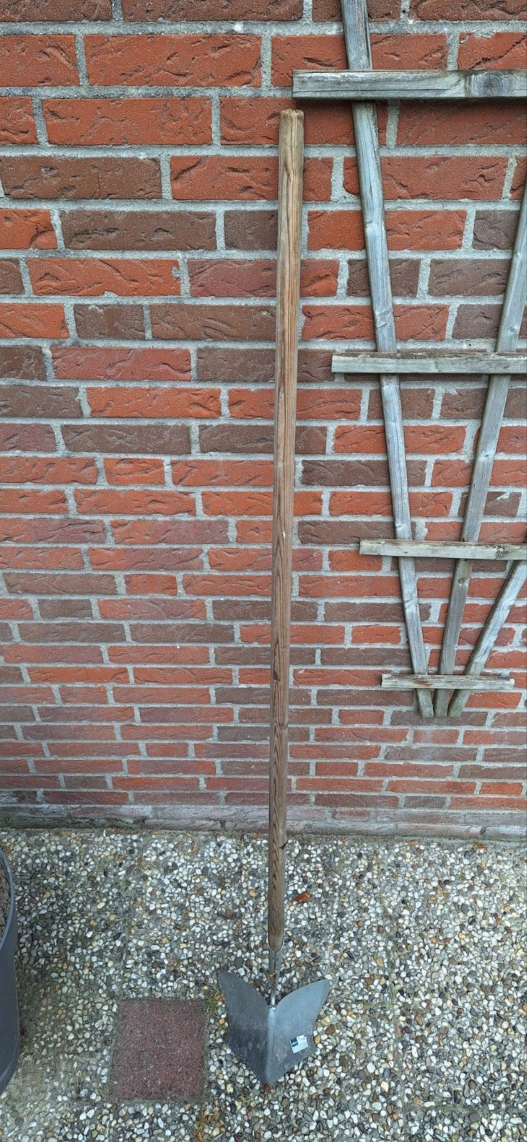 GRATIS  Aanaarder met houten steel, Tuin en Terras, Ophalen, Gebruikt, Overige soorten, Onbekend