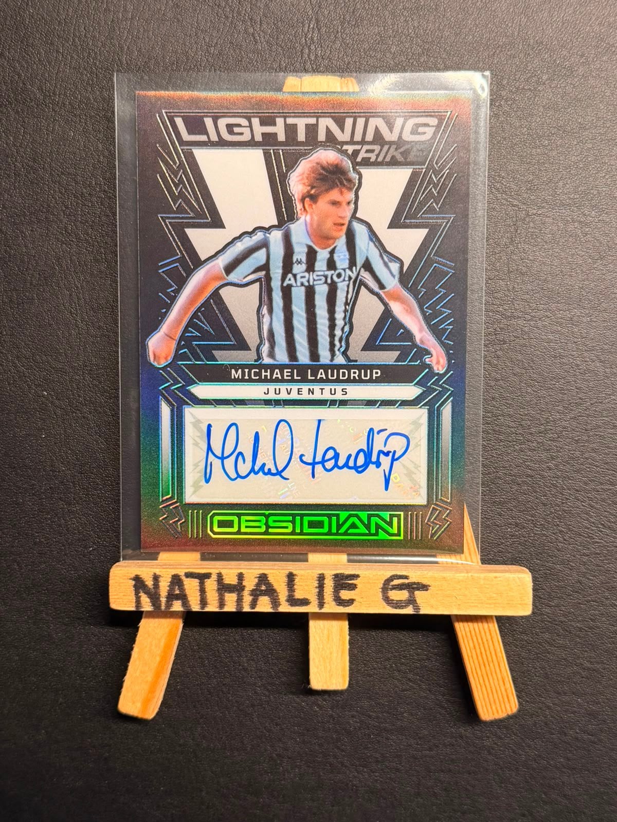 Michael Laudrup Auto 024/109 Panini Obsidian 2022-23, Verzamelen, Ophalen of Verzenden, Nieuw, Buitenlandse clubs, Spelerskaart