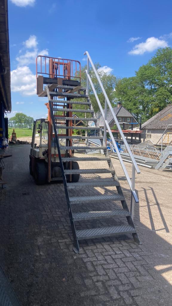 Stalen trap, Ophalen, Zo goed als nieuw, 2 tot 4 meter
