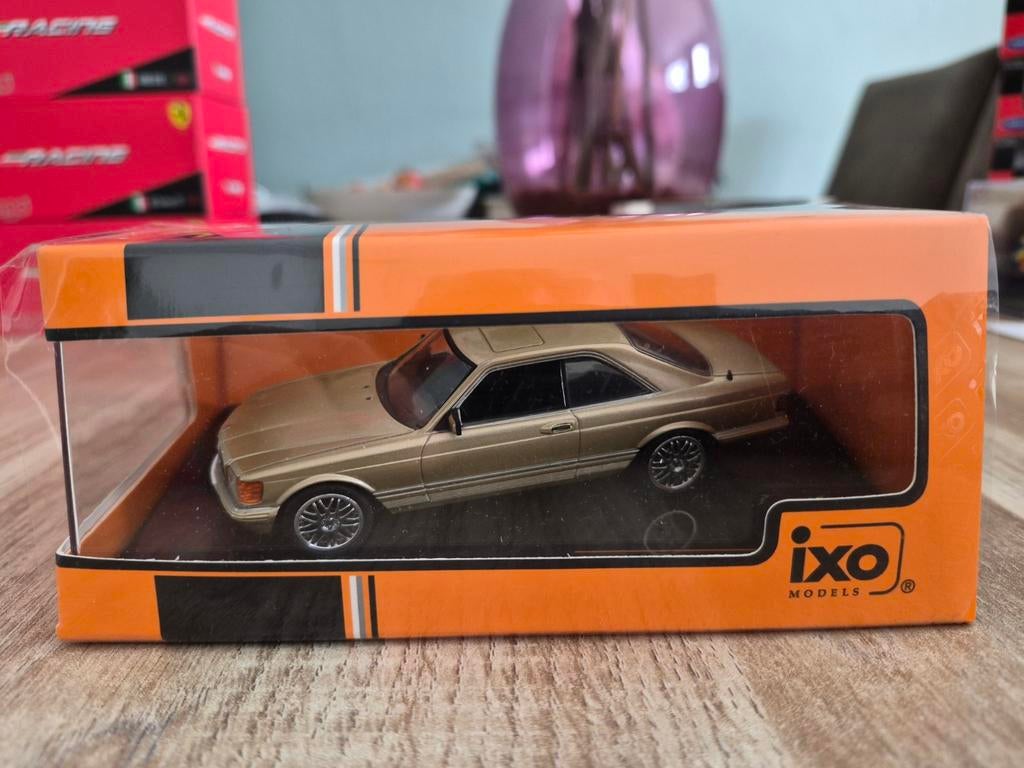Mercedes Benz 560 SEC beige metallic 1981 1:43 (IXO Models), Hobby en Vrije tijd, Modelauto's | 1:43, Nieuw, Auto, Overige merken