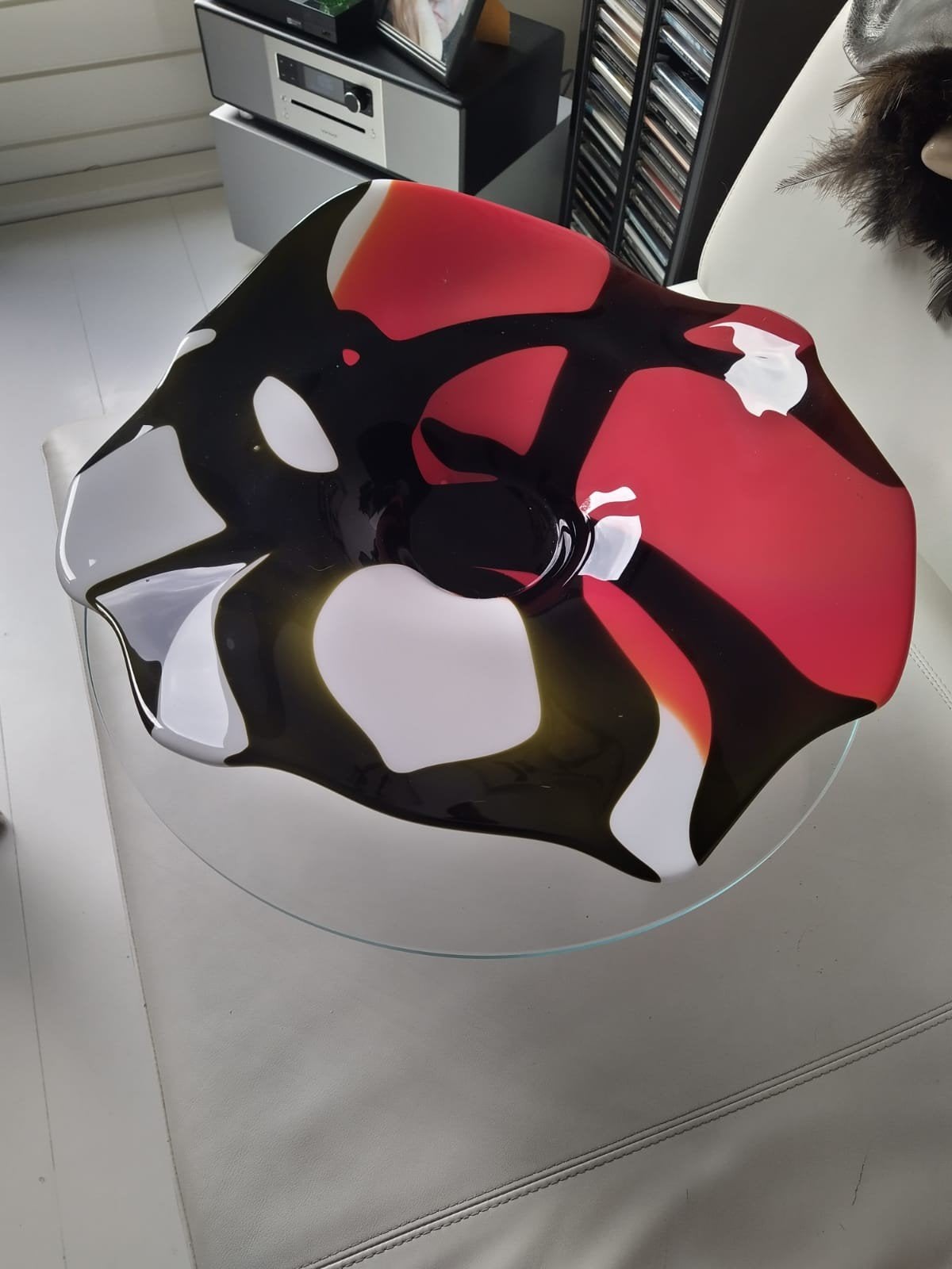 Moderne glazen schaal - Rood, zwart en wit design, Antiek en Kunst, Ophalen