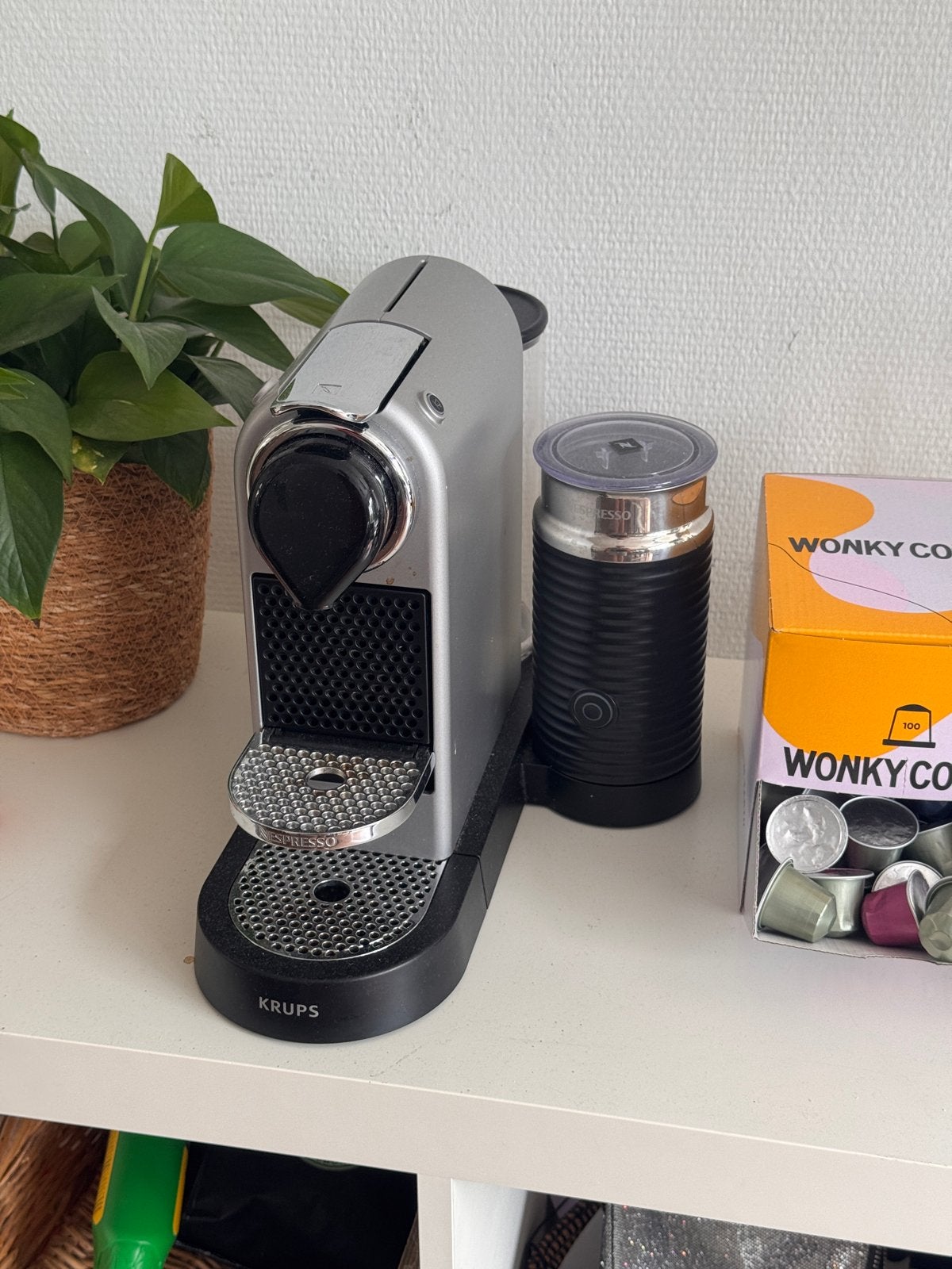 Krups Nespresso machine met melkopschuimer en cups, Witgoed en Apparatuur, Koffiezetapparaten, Ophalen, Gebruikt, Espresso apparaat