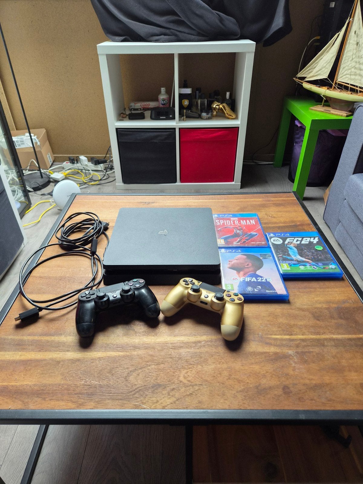 PS4 Slim 500GB + 2 Controllers + FC 24, Spider-Man & FIFA 22, Spelcomputers en Games, Spelcomputers | Sony PlayStation 2, Met games
