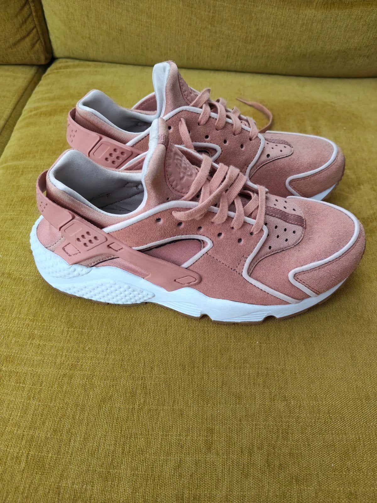 Nike Air huarache run premium "terra blush". maat 38,5, Ophalen, Zo goed als nieuw, Hardloopschoenen, Nike