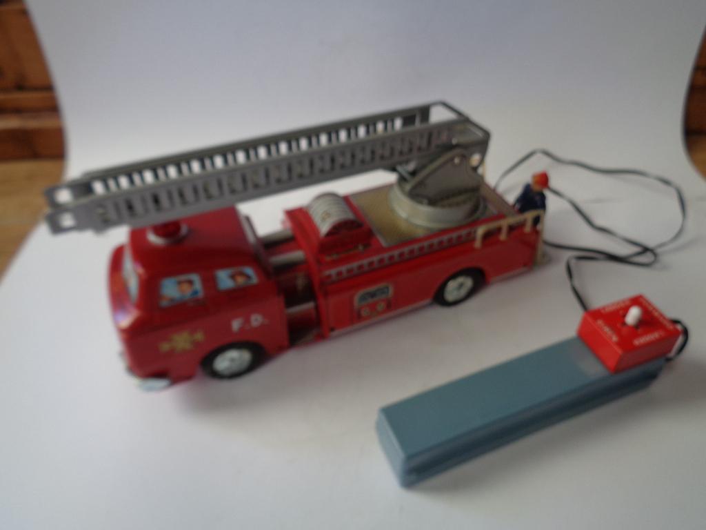 Oude blikken Modern Toys Fire Department Truck met r/c,, Ophalen of Verzenden, Gebruikt