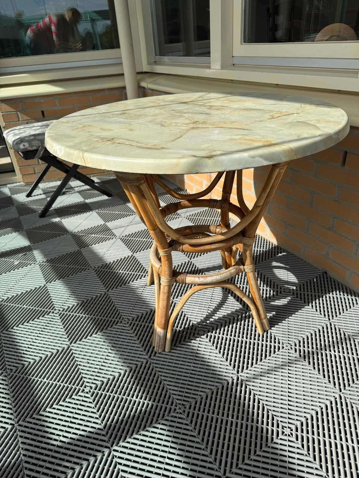 Ronde tafel met marmerlook blad en rotan onderstel, Huis en Inrichting, Ophalen, Overige materialen, Gebruikt, Rond