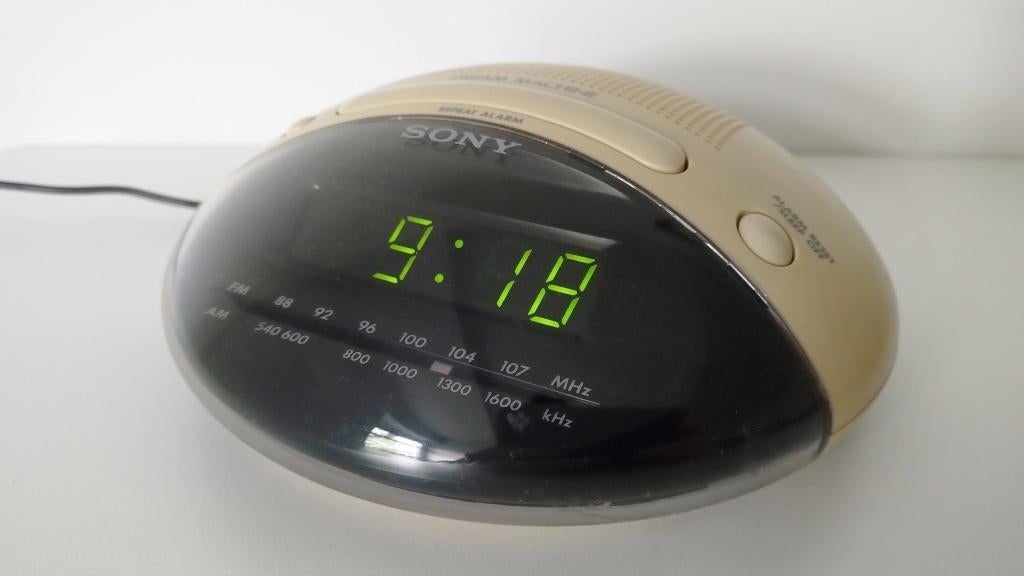 Sony wekkerradio, beige met zwart, Ophalen of Verzenden, Zo goed als nieuw