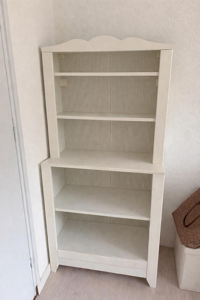 Witte open kast met sierlijke rand, Ophalen, Met plank(en), Gebruikt, 50 tot 100 cm