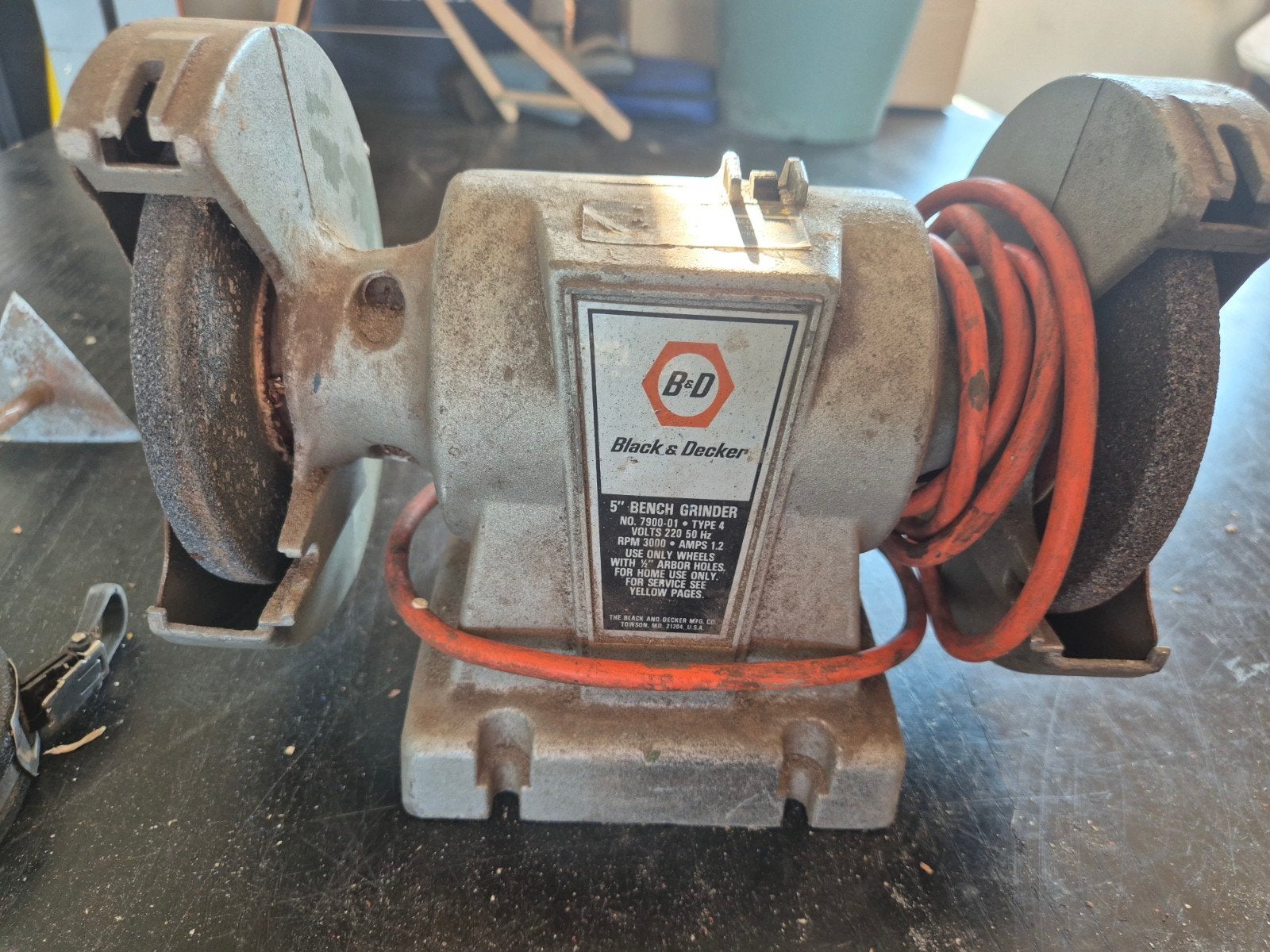 Black & Decker 5" Bench Grinder - Vintage bank Slijpmachi, Ophalen of Verzenden, Gebruikt, Minder dan 700 watt, Werkbankslijpmachine