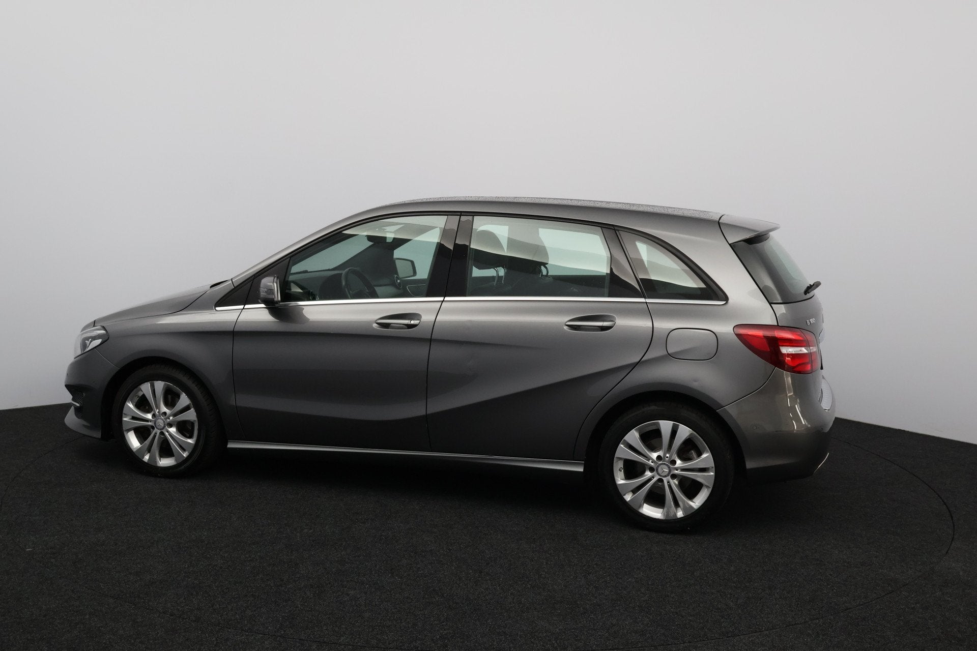 Mercedes-Benz B-Klasse 180 Ambition /AUTOMAAT! /Zwarte Hemel, Auto's, Gebruikt, Euro 6, 4 cilinders, Leder en Stof