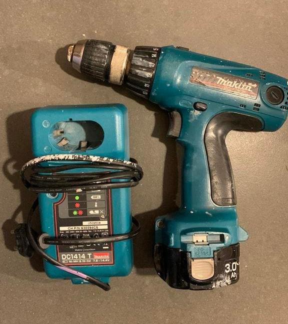Maquita boormachine met oplader en zwakke accu, Ophalen, Gebruikt, Boormachine
