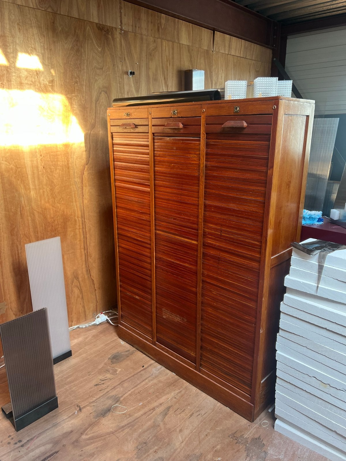Antieke houten roldeurkast met 3 compartimenten, Ophalen