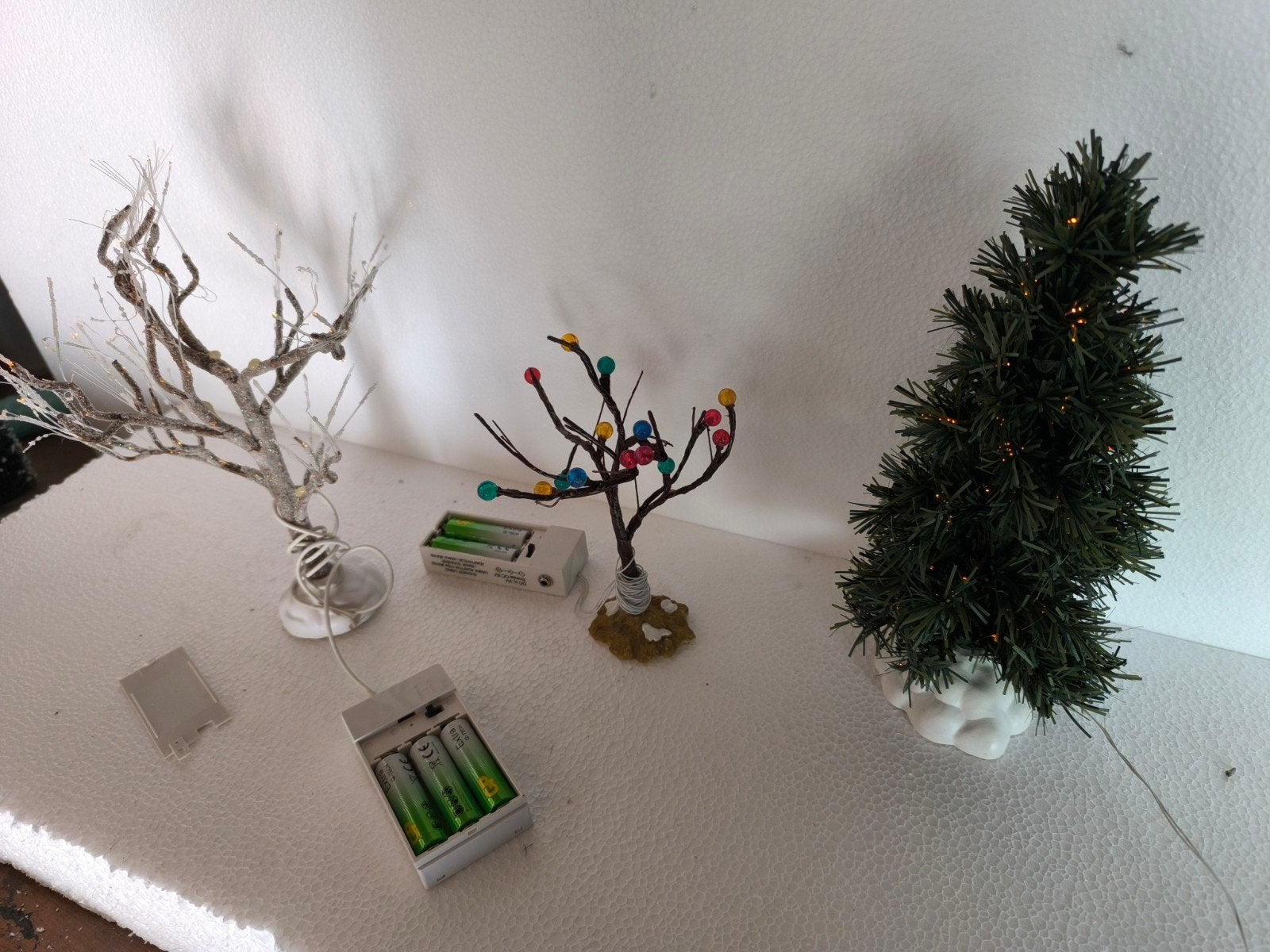 verlichte bomen voor in kerstdorp, Ophalen of Verzenden
