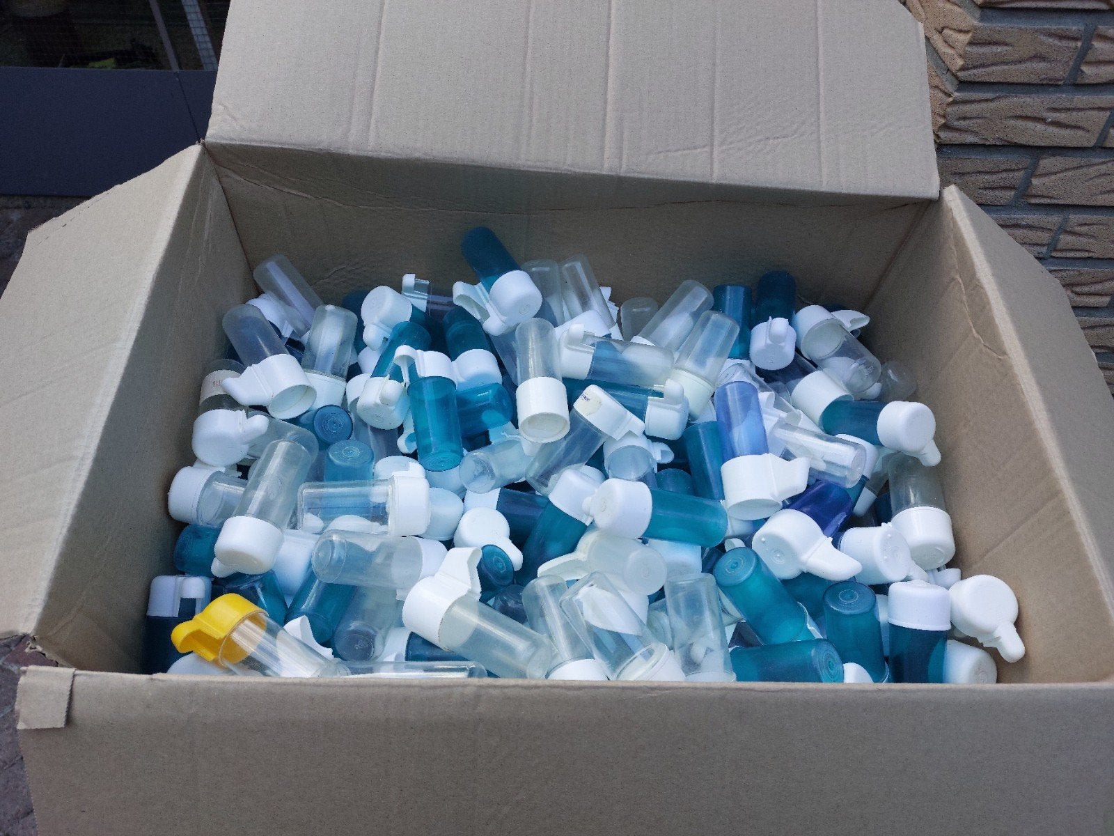Doos met drinkflesjes, Dieren en Toebehoren, Ophalen of Verzenden, Gebruikt, Kunststof, Broedkooi of Kweekkooi
