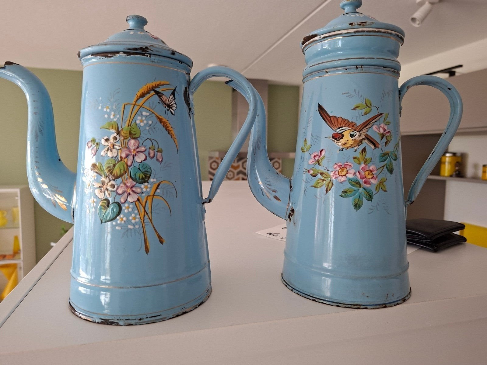 Blauwe Franse koffiepot met dik opgelegde bloemen en vlinder, Ophalen of Verzenden