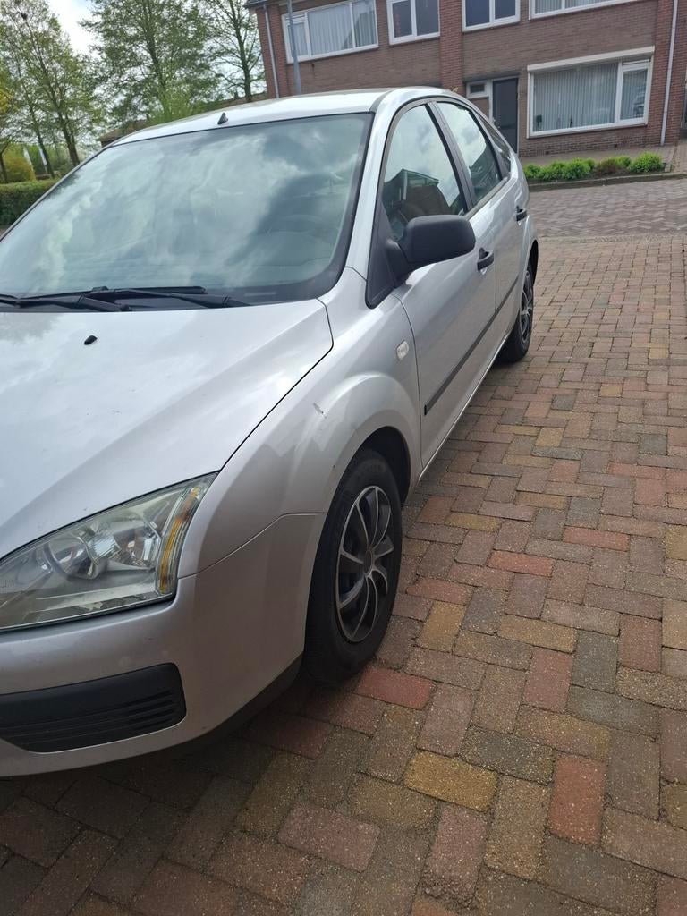 Ford Focus 1.6 74KW 5D 2006 Grijs, 1596 cc, 4 cilinders, 49 €/maand, Origineel Nederlands