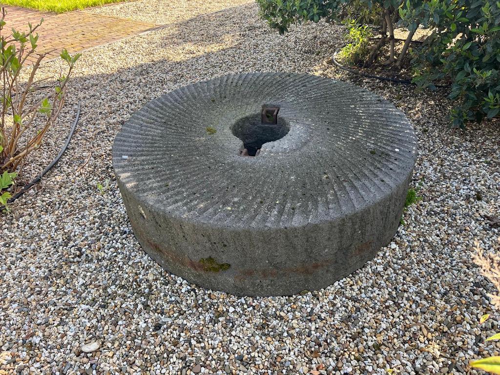 Antieke molensteen - 130 cm diameter, 35 cm hoog, Ophalen of Verzenden