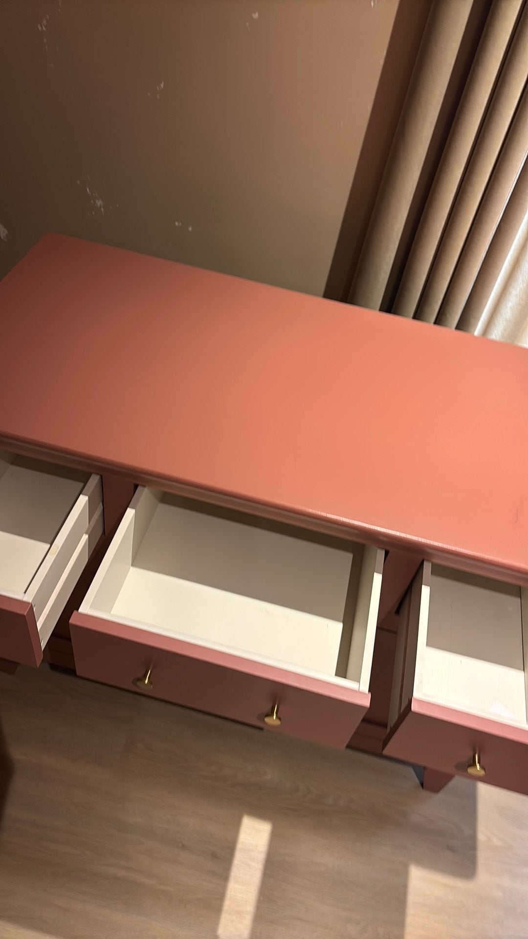 Foto 4 van Vintage commode + kledingkast met messing knoppen Uniques