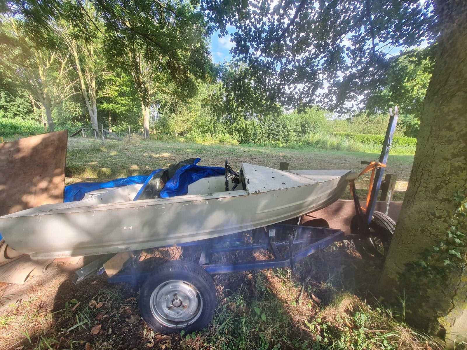 Kleine boot met stuur en trailer, Ophalen