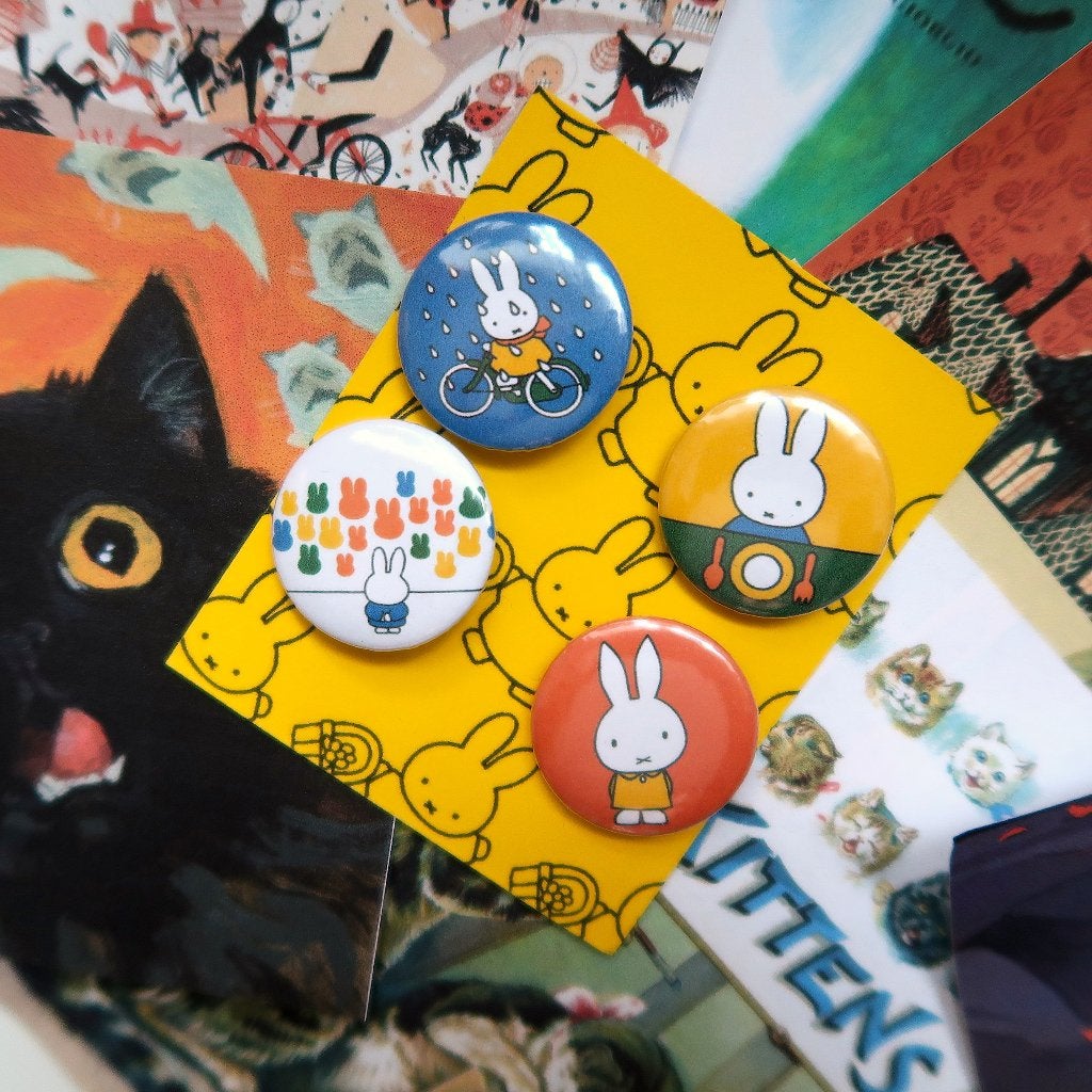 Nijntje Pluis 25MM Pin Button Badge Brooches, Set van 4, Verzamelen, Speldjes, Pins en Buttons, Verzenden, Nieuw, Overige onderwerpen