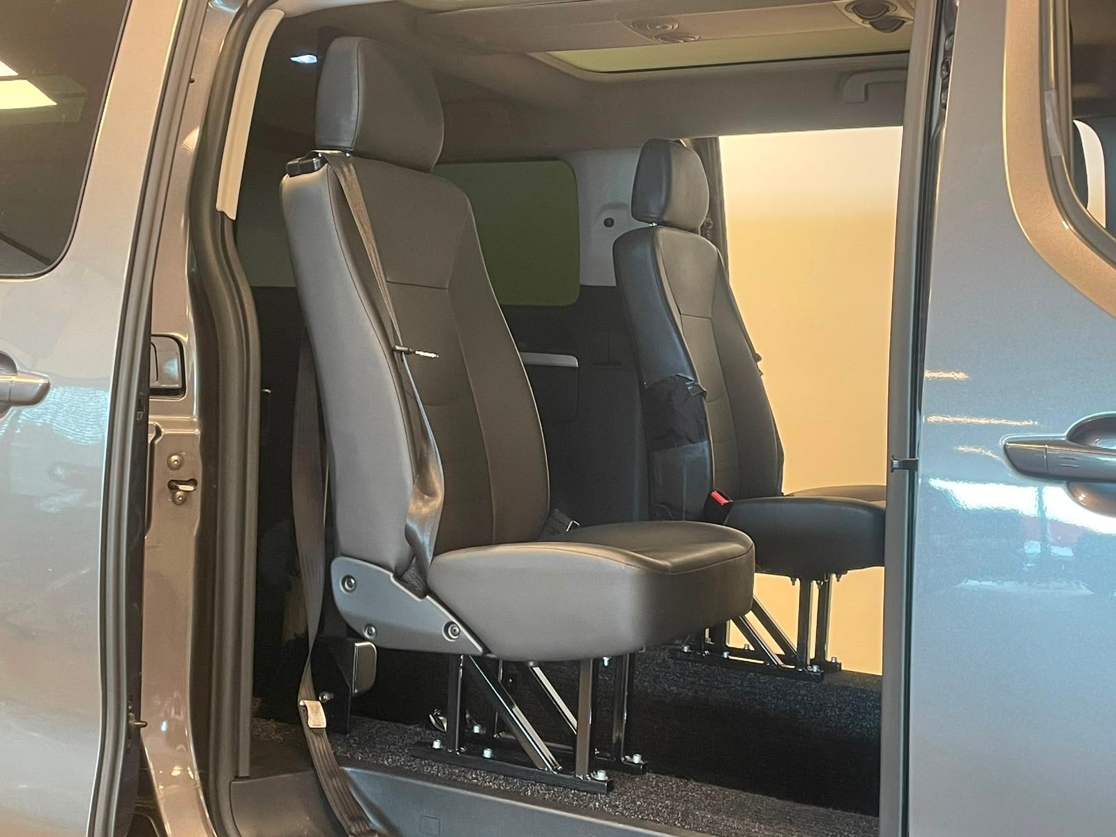 Peugeot Traveller L1H1 Rolstoelbus 4+1 XXL-Ombouw 150cm bode, Auto's, Peugeot, Automaat, 12 maanden, Gebruikt, Zwart