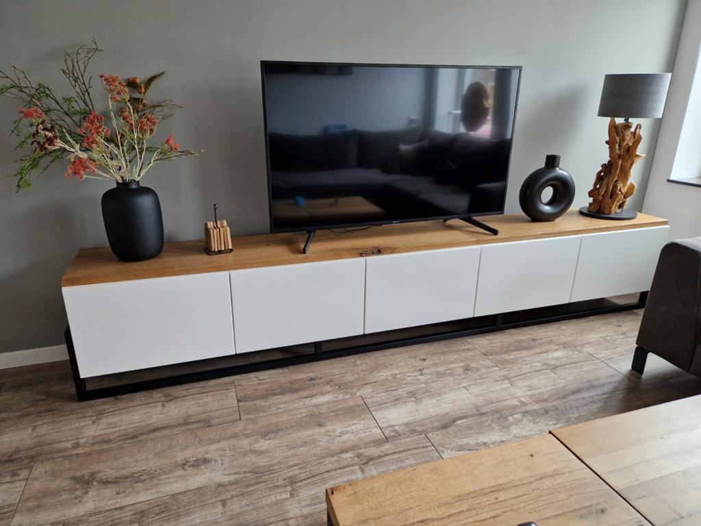 Modern TV-meubel met oud eikenhouten blad en witte kasten, Ophalen, Zo goed als nieuw, 200 cm of meer, Modern industrieel