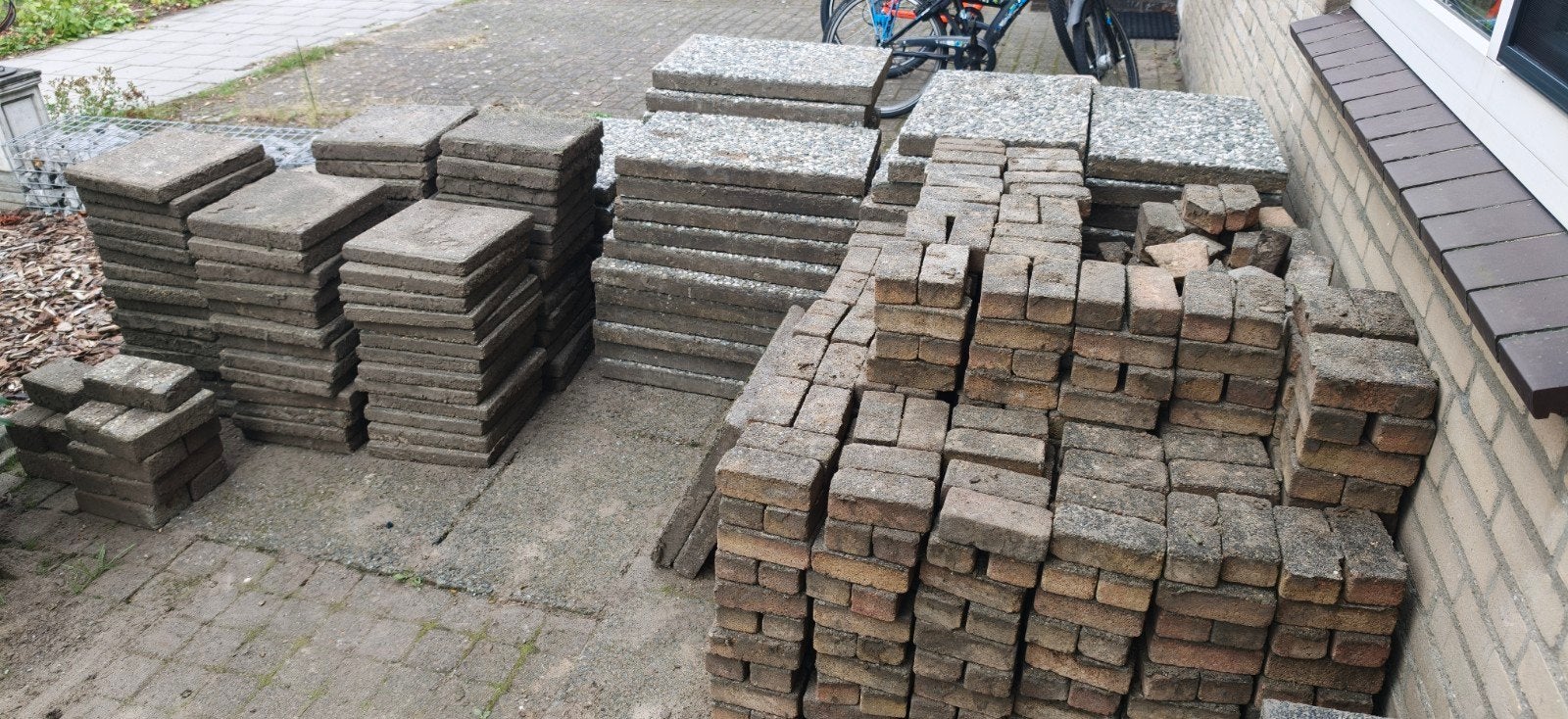 Gratis af te halen: Diverse tegels en waaltjes, Tuin en Terras, Ophalen