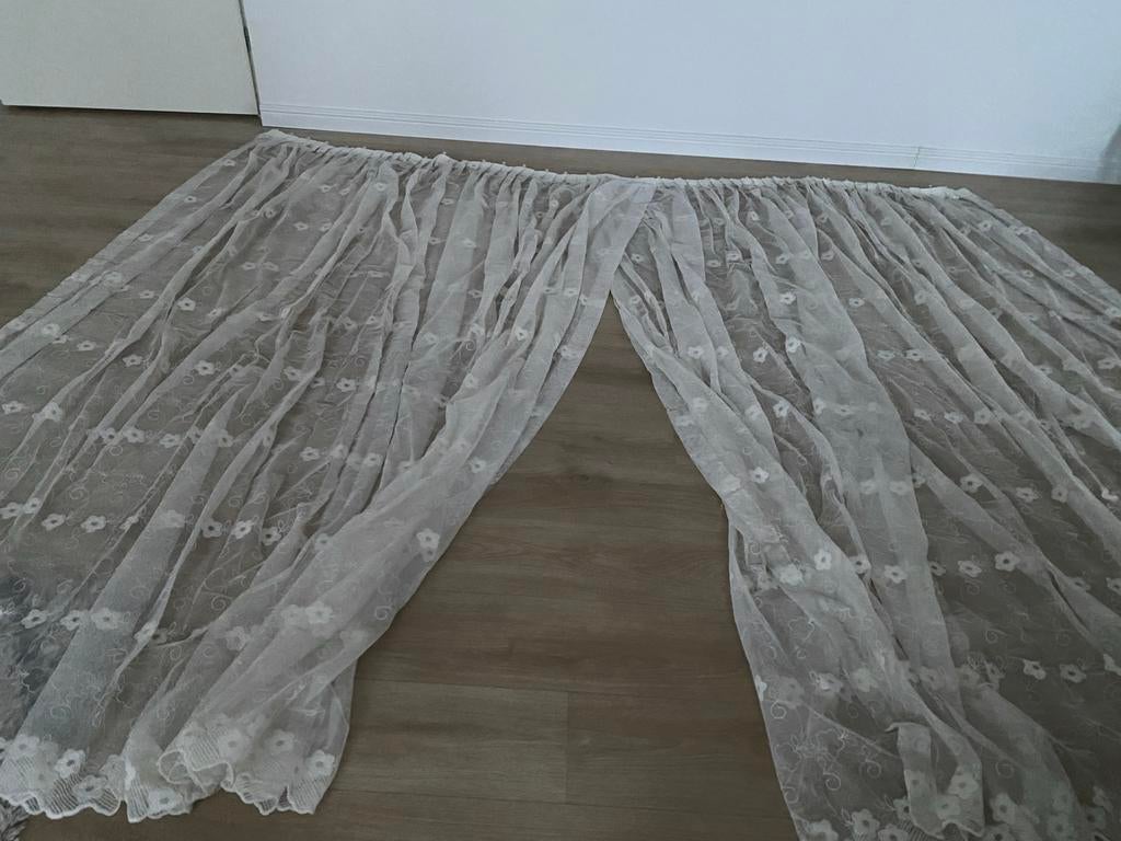 Witte vitrage met bloemenpatroon, Gebruikt, Wit, Ophalen of Verzenden, 200 cm of meer