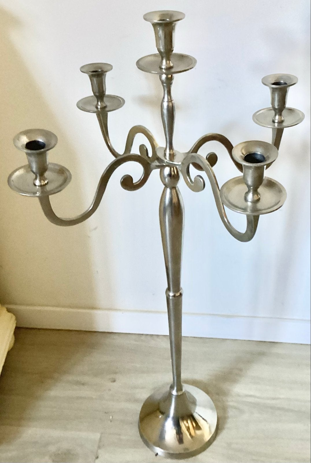 GROTE VIERARMIGE KANDELAAR VOOR 5 KAARSEN  84,5 CM. HOOG, Gebruikt, Ophalen of Verzenden, Metaal, Kandelaar