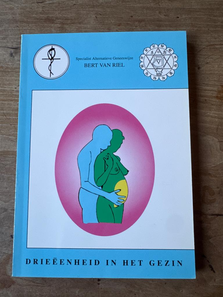 Drieëenheid in het Gezin - Bert van Riel, Ophalen of Verzenden, Zo goed als nieuw, Spiritualiteit algemeen, Achtergrond en Informatie
