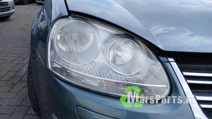 Koplamp rechts van een Volkswagen Golf
