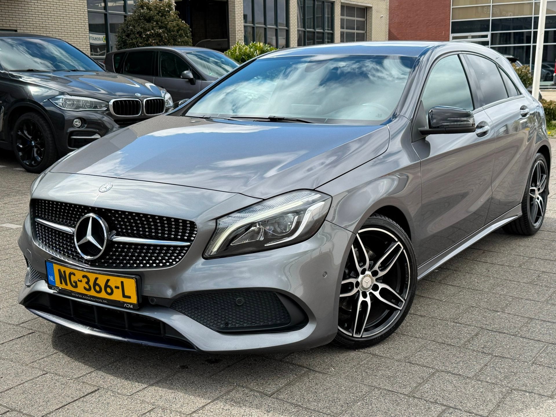 Mercedes-Benz A-klasse 180 Ambition AMG-Pakket, Auto's, Automatische klimaatregeling, Gebruikt, 4 cilinders, Leder en Stof
