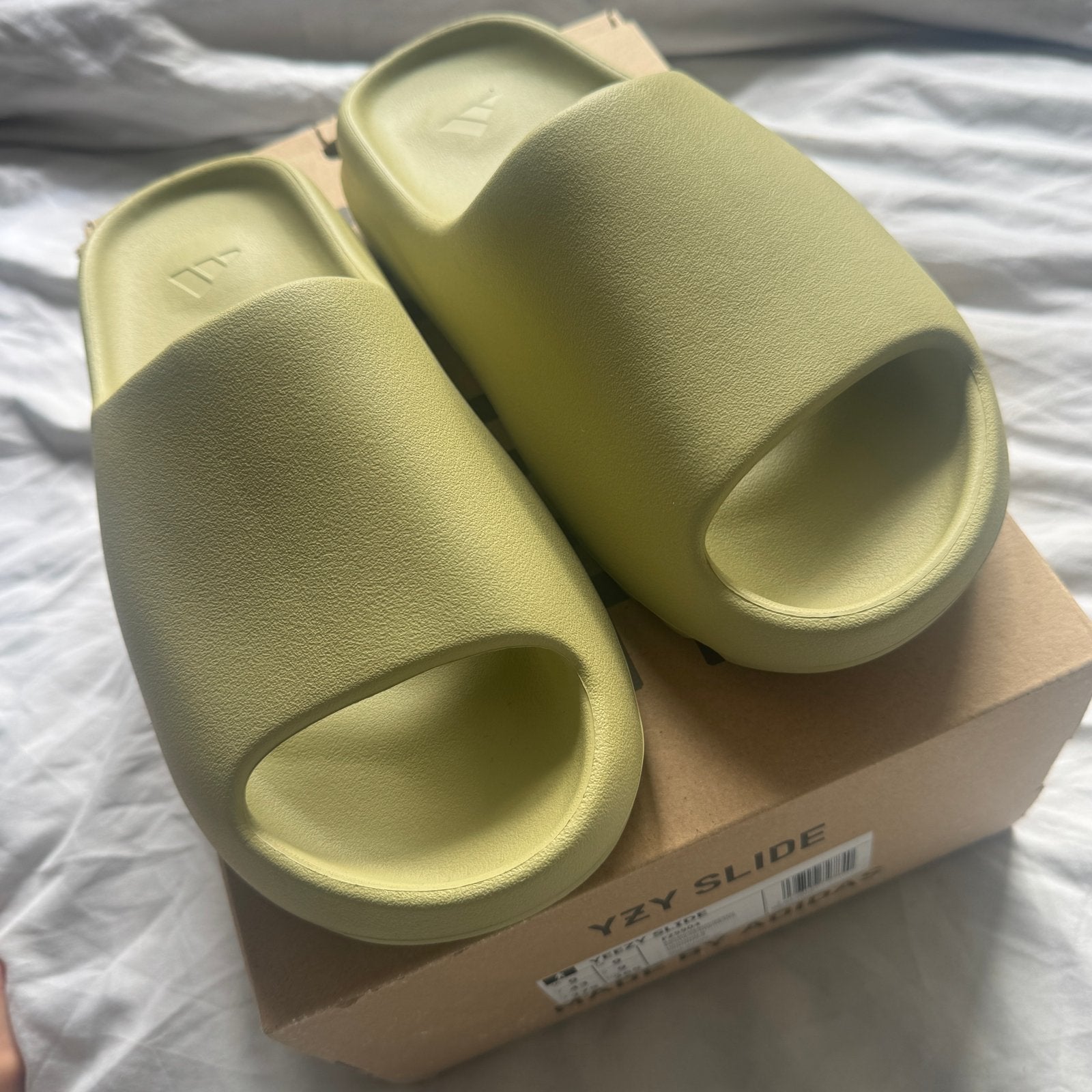 Adidas Yeezy Slide Resin - Maat 43, Kleding | Heren, Schoenen, Ophalen of Verzenden, Nieuw, Overige kleuren