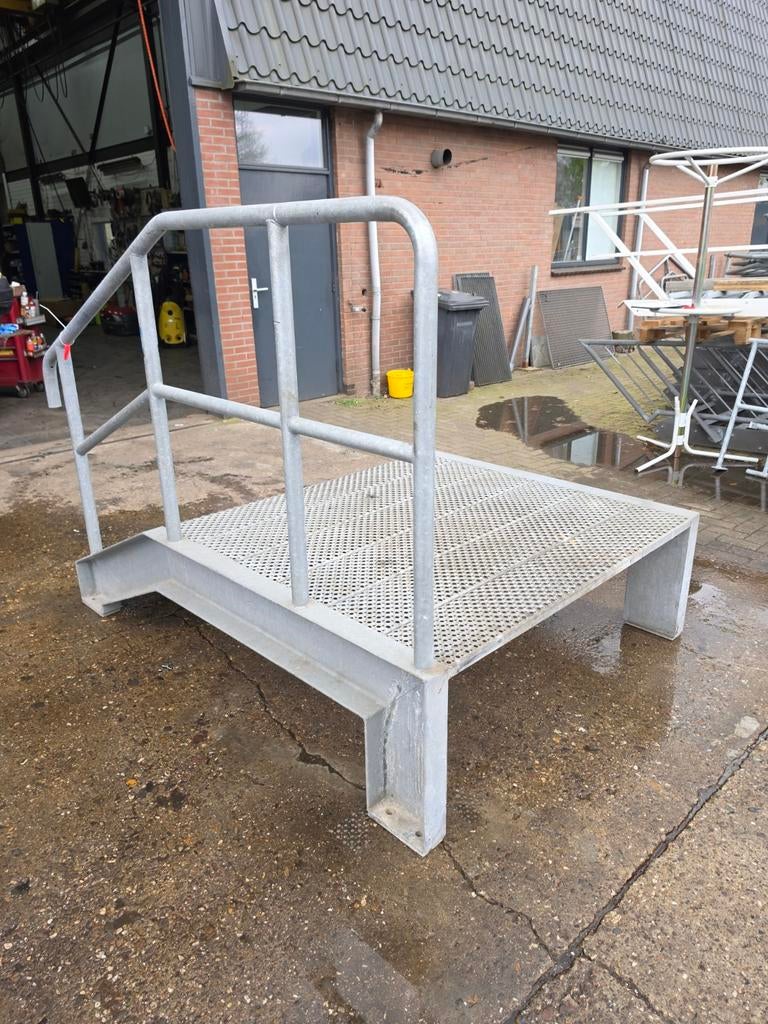 Stalen trap met bordes gegalv. Hoog 0,53 mtr. Nor075, Doe-het-zelf en Verbouw, Ophalen, 2 tot 4 meter