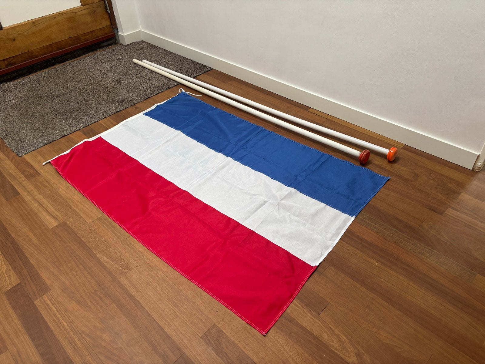 Vlaggenstokken en nieuwe Nederlandse vlag, Ophalen, Zo goed als nieuw
