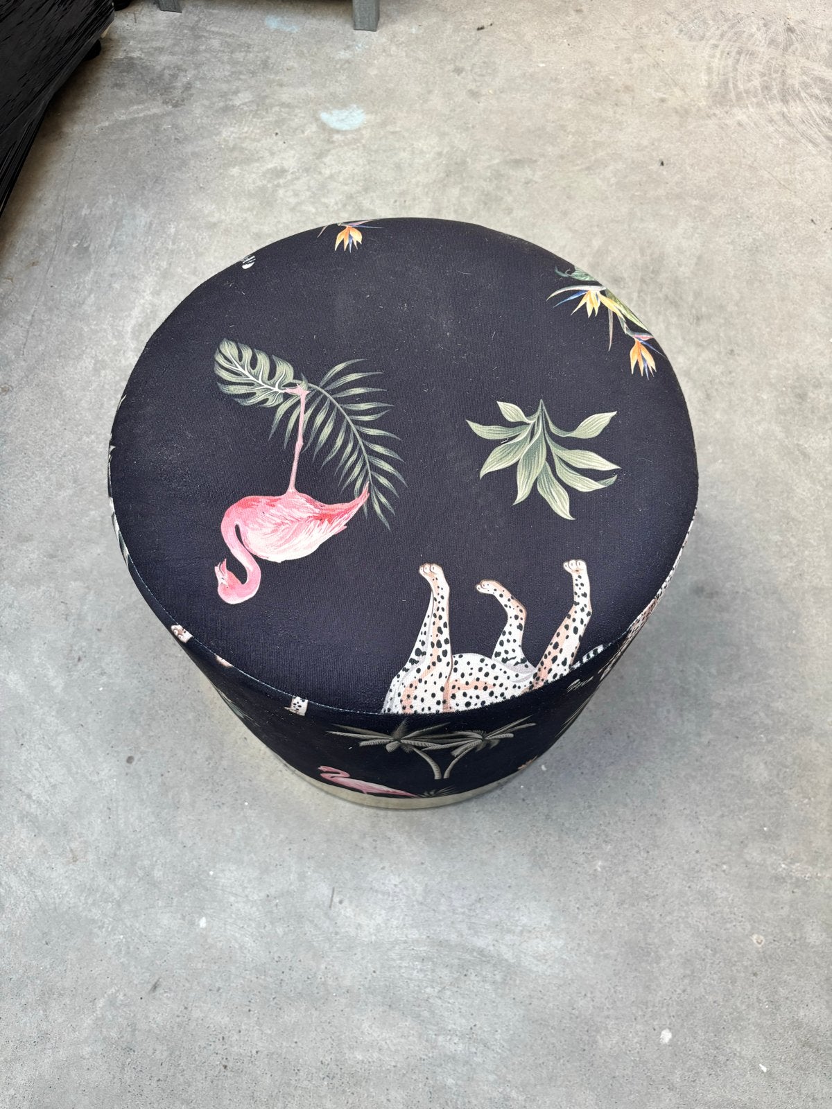 Poef met tropische print en gouden accent, Huis en Inrichting, Banken | Voetenbanken en Poefen, Minder dan 50 cm, Rond, Ophalen of Verzenden