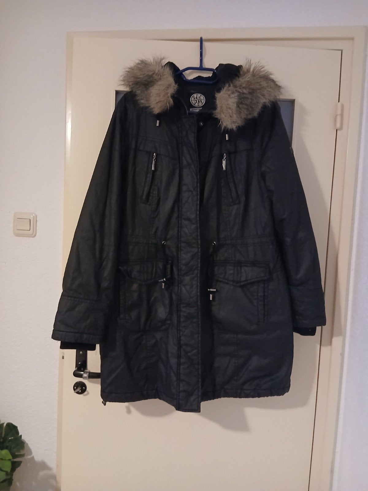 Zwarte winterjas, maat 42, Kleding | Dames, Ophalen of Verzenden, Gedragen, Maat 42/44 (L), Zwart