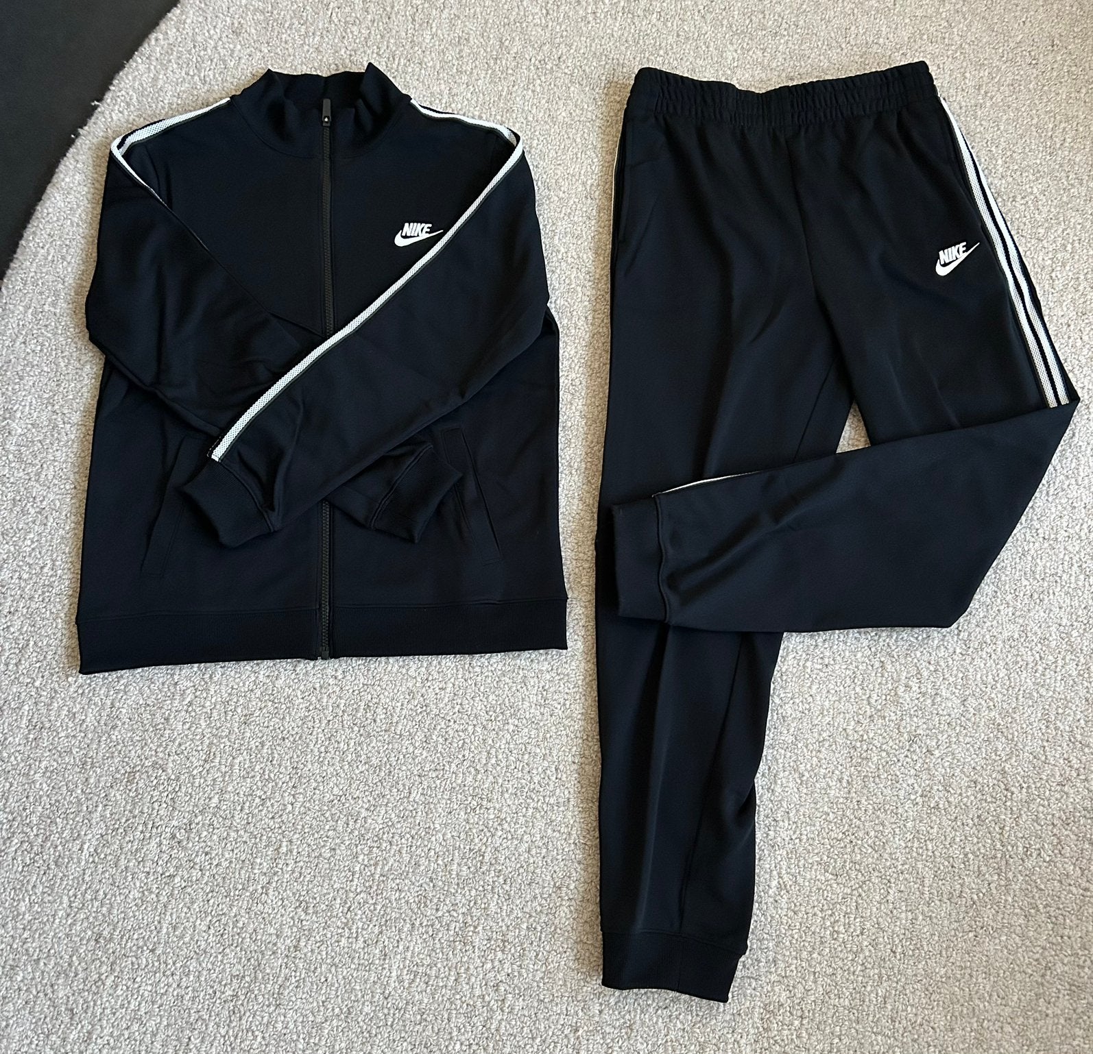 NIKE trainingspak zwart Nieuw mt 158-170, Ophalen of Verzenden, Nieuw, Jongen of Meisje, Sport- of Zwemkleding