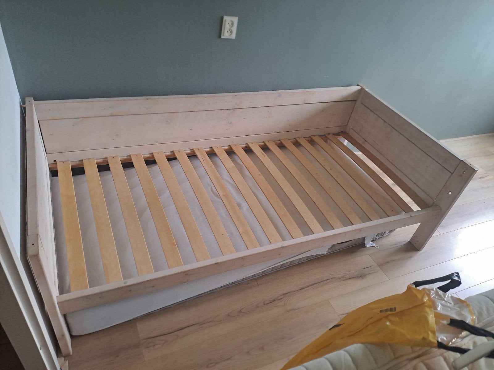 Eenpersoonsbed met lattenbodem en bureau met bureaustoel, Ophalen, 90 cm, Eenpersoons, Wit