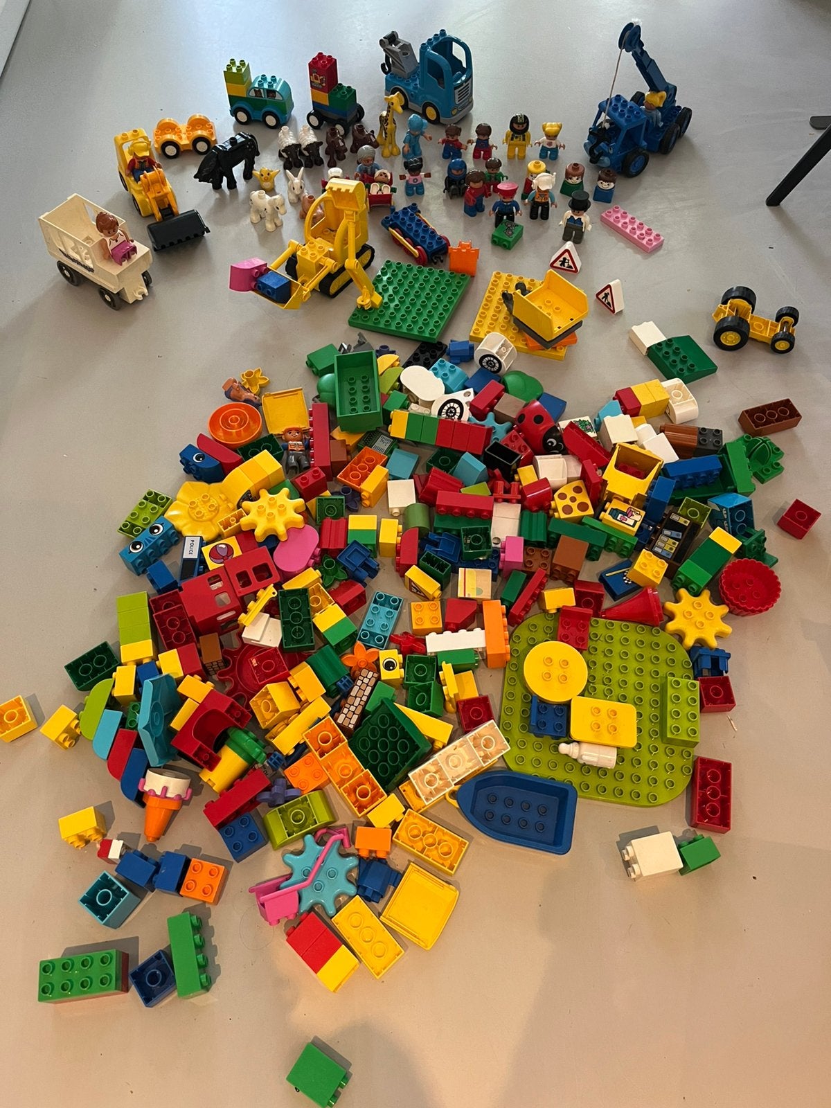 Grote partij Duplo, incl. voertuigen, bouwplaten, poppetjes, Ophalen, Gebruikt, Inclusief minifiguren, Duplo