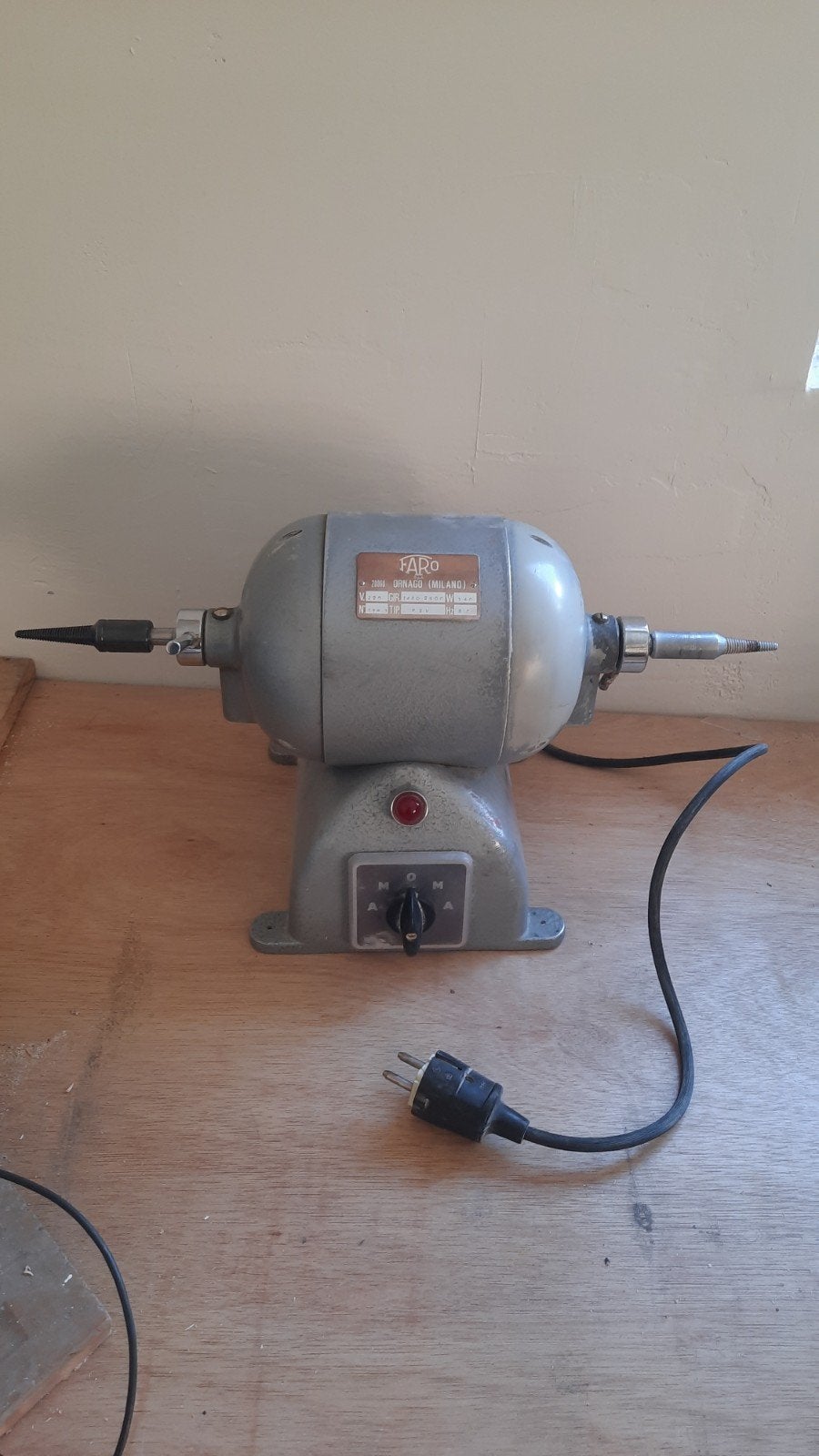 Faro polijstmachine 240v 2 snelheden., Ophalen, Gebruikt, Minder dan 700 watt, Werkbankslijpmachine