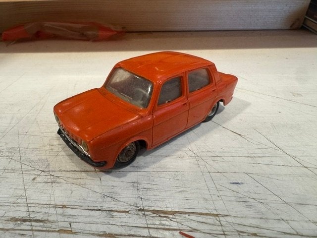 1:43 Oude Plastic Simca 1000 Norev Oranje, Hobby en Vrije tijd, Ophalen of Verzenden, Gebruikt, Auto, Norev