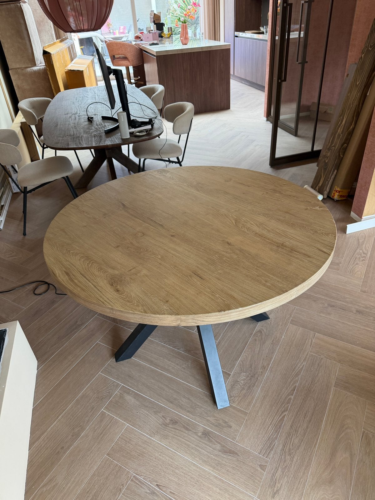 Ronde houten fineer tafel met zwarte metalen kruispoot, Huis en Inrichting, Tafels | Eettafels, Ophalen, X, 100 tot 150 cm, Rond
