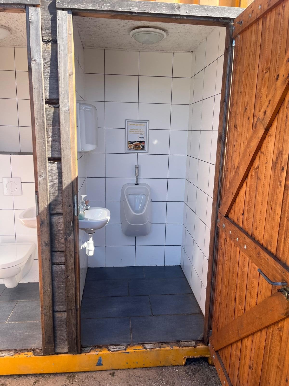 Volledig ingerichte containerbar met toiletten en biertap, Ophalen of Verzenden