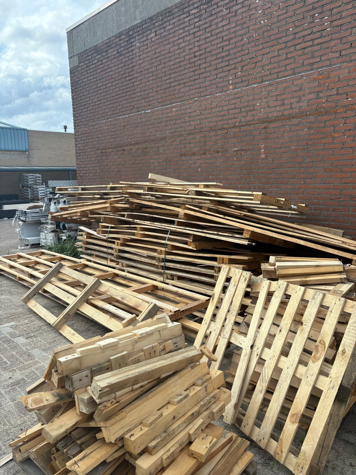 Gratis af te halen hout en pallets in Helmond, Gebruikt, Minder dan 25 mm, Ophalen of Verzenden, Pallet
