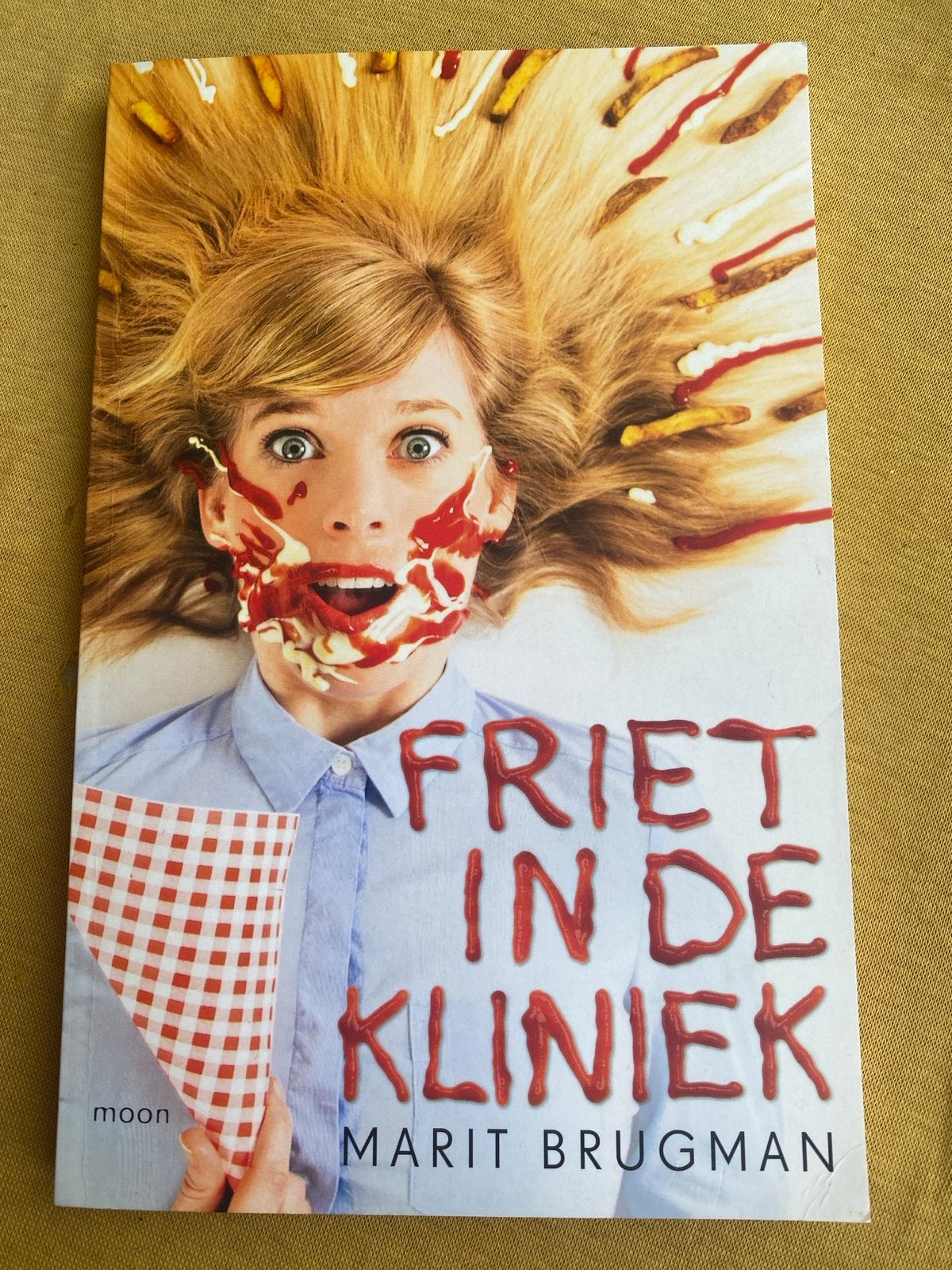 Friet in de kliniek - Marit Brugman, Boeken, Ophalen of Verzenden, Gelezen, Nederland