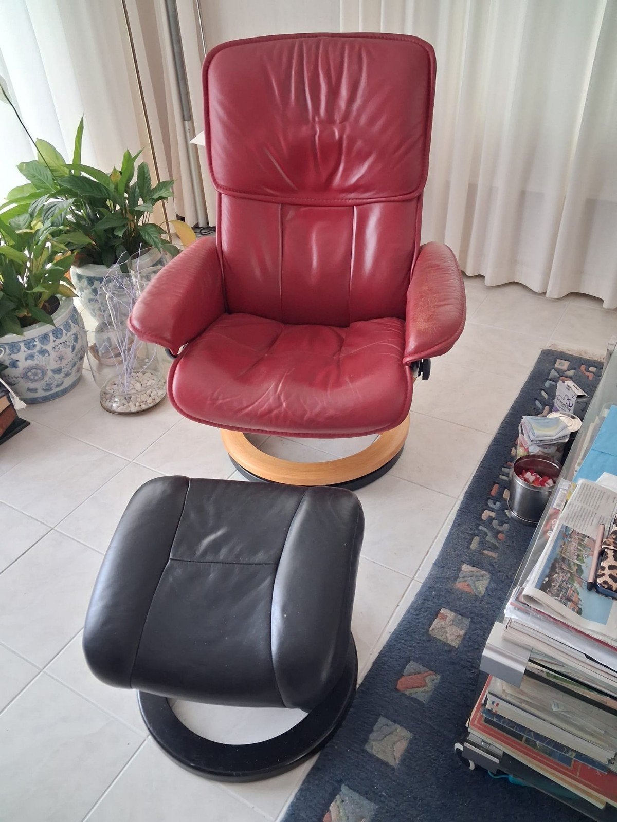 Rode Stressless Stoel Met Zwart Voetenbankje, Ophalen, Minder dan 75 cm, 50 tot 75 cm