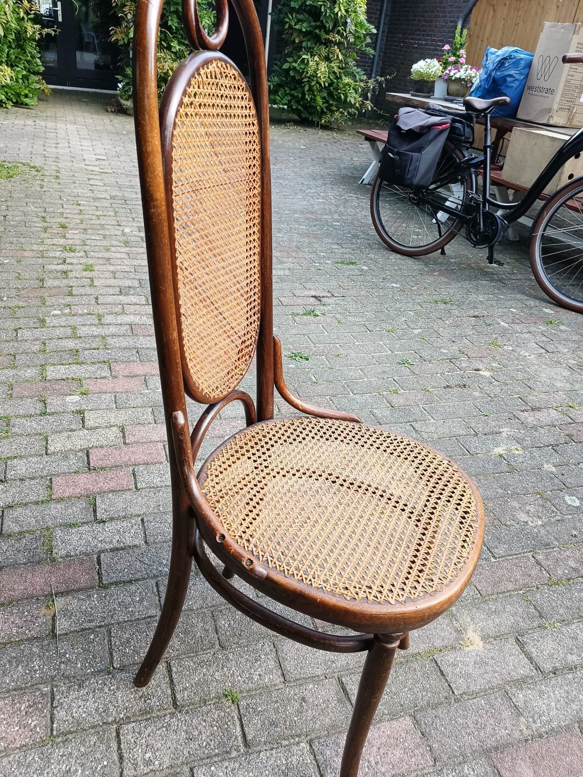 Thonet stoel, Ophalen