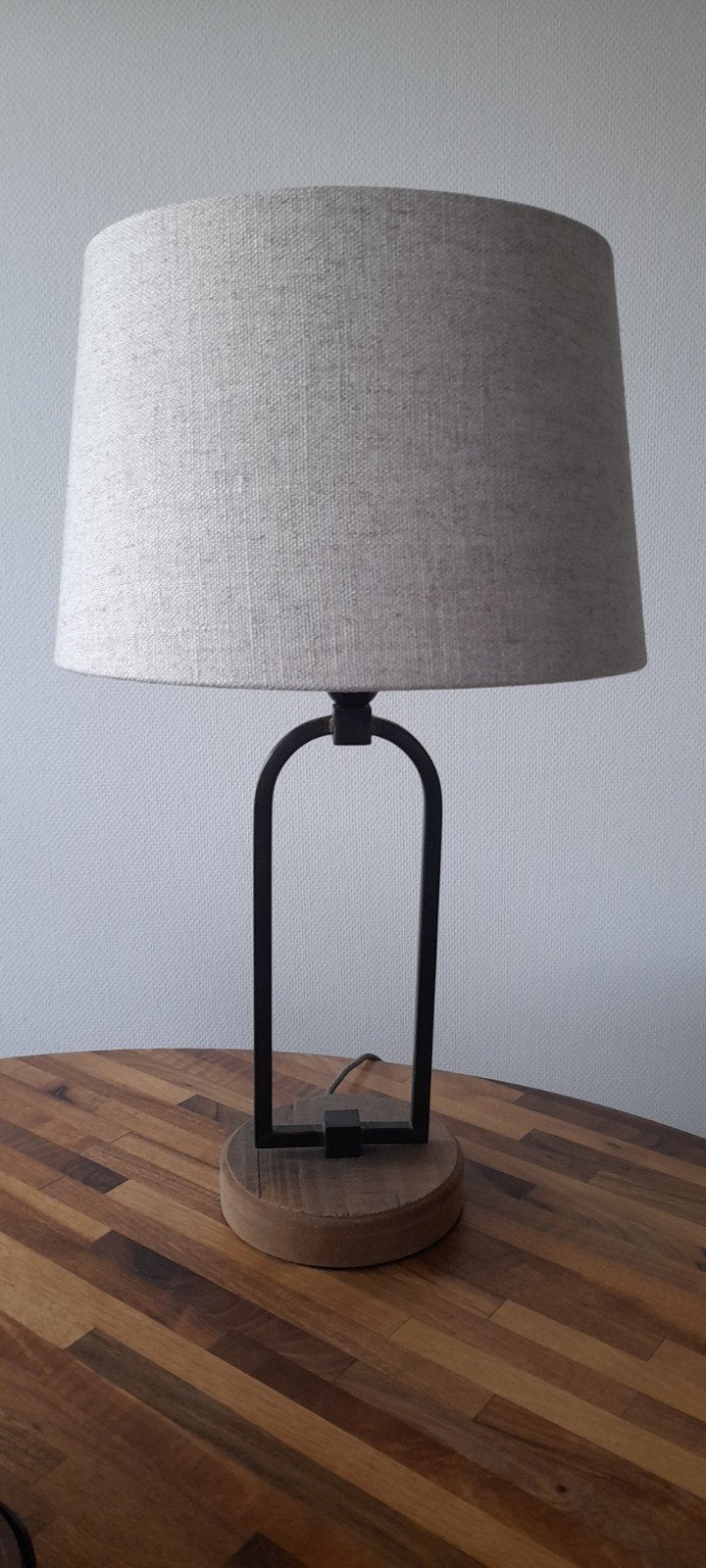 Tafellamp met gemêleerde beige kap en bronzen voet, Huis en Inrichting, Lampen | Tafellampen, E27 (groot), Zo goed als nieuw, Landelijk