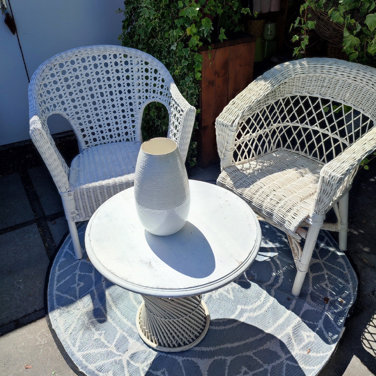 Wit rieten tuinset: 2 lounge stoelen + ronde salontafel, Tuin en Terras, Ophalen, Gebruikt, Rotan, Stapelbaar